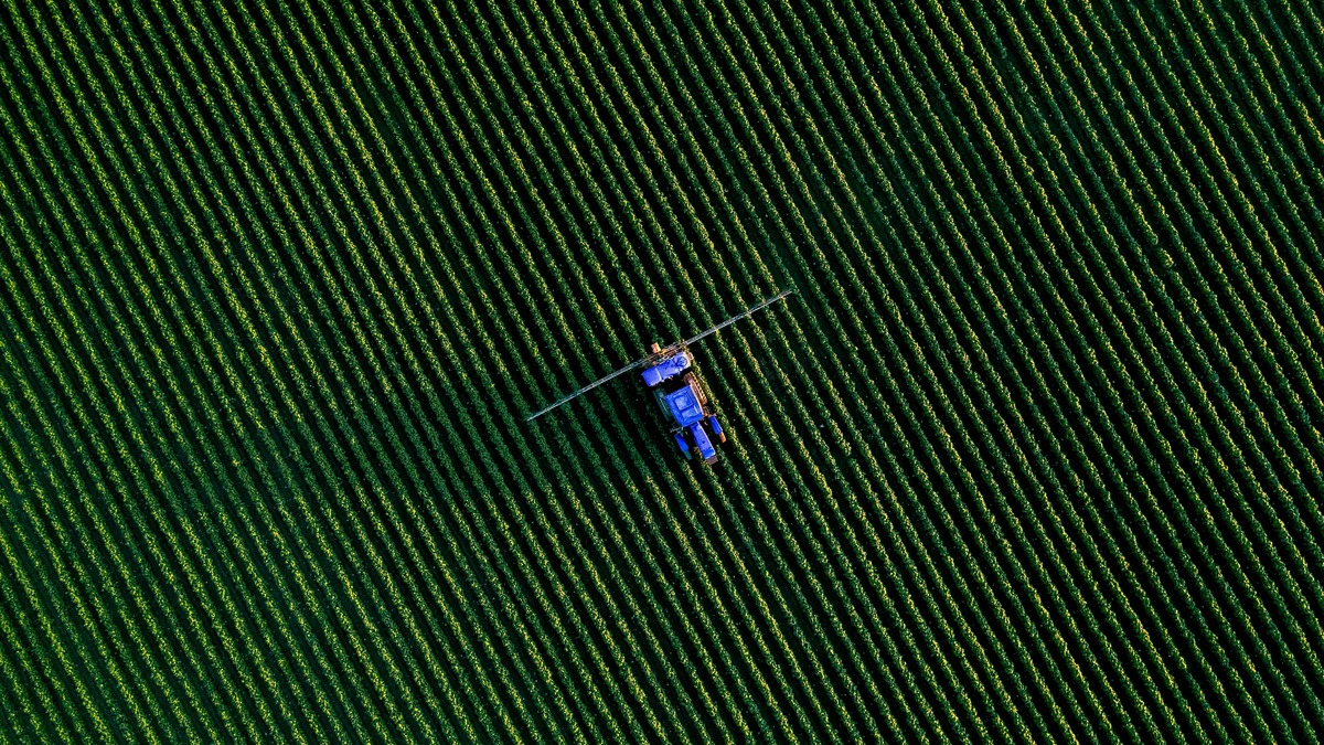 trattore campo agricolo vista aerea trattamento