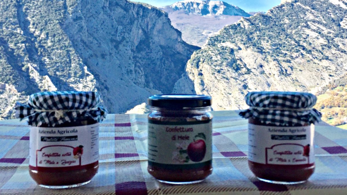Raccolta a mano mele Pollino Calabria