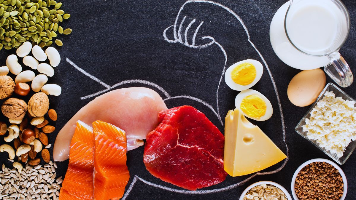 Frutta e verdura fresche accanto a cibo confezionato
