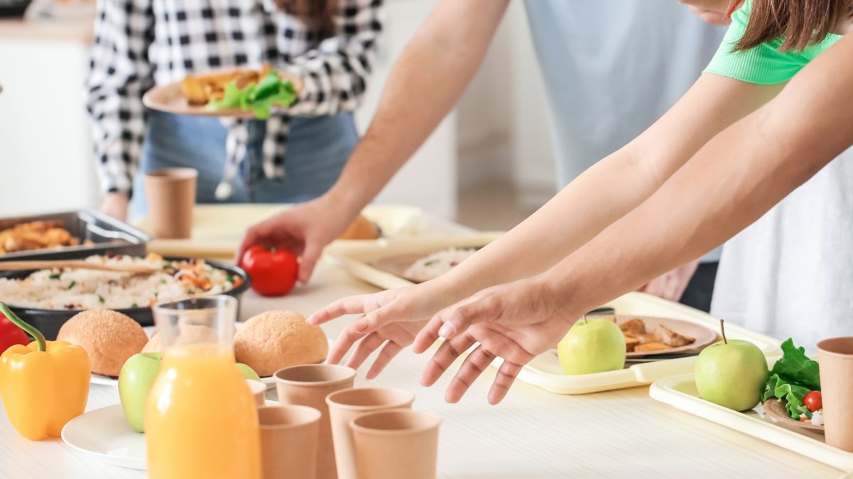 Bambini a scuola con frutta e verdura fresca