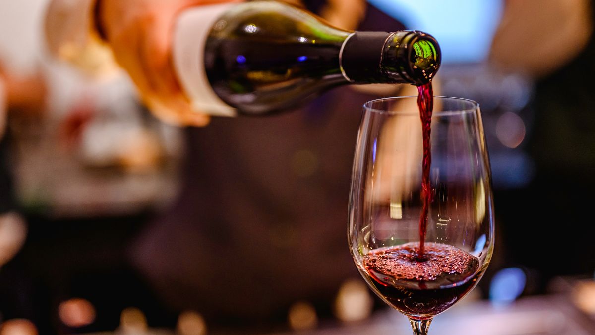 Bottiglia di vino con etichetta QR code in vigna